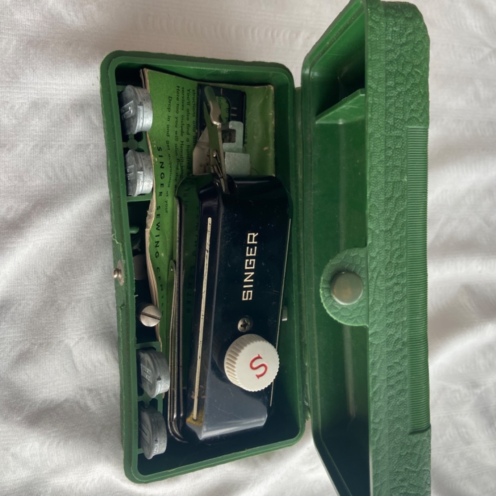 Singer Featherweight Sewing Machine - Picture 5 of 10